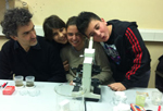 Studenti delle medie di Marciana Marina osservano materiale vivente al microscopio ottico - Foto di Nicola Nurra